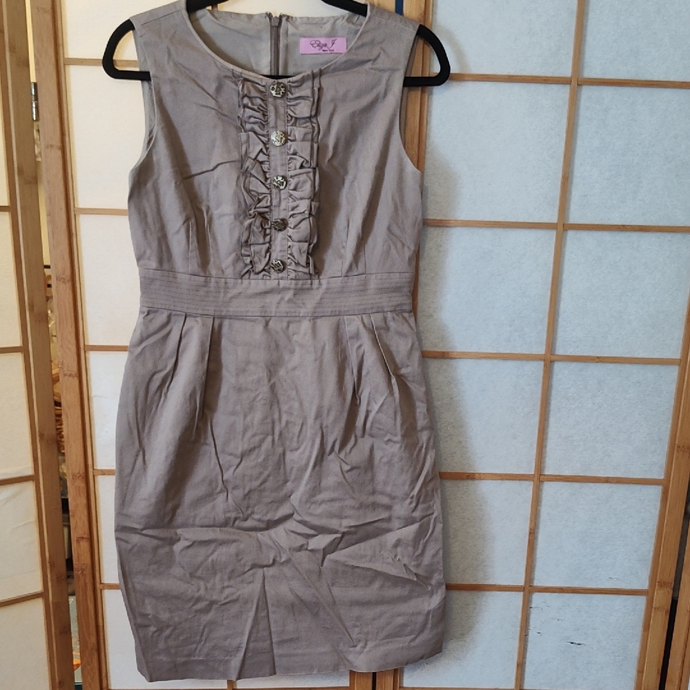 Elegant Sleeveless Taupe Dress